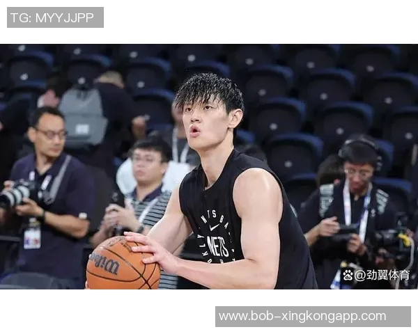 曾凡博与狄龙赛前激情致辞引发现场球迷热烈欢呼气氛高涨