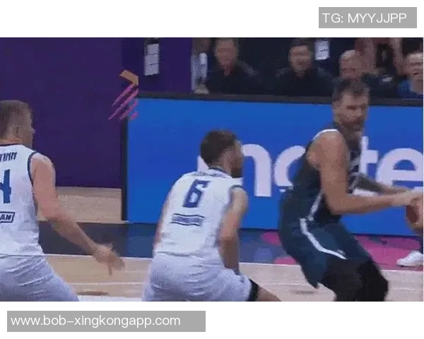 曾凡博防守贾里德巴特勒失误被罚犯规瞬间回顾