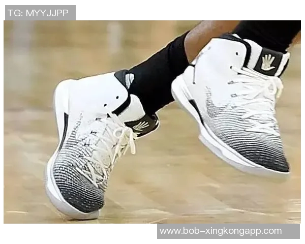 康涅狄格大学球员脚踩哈士奇PE球鞋引发媒体热议