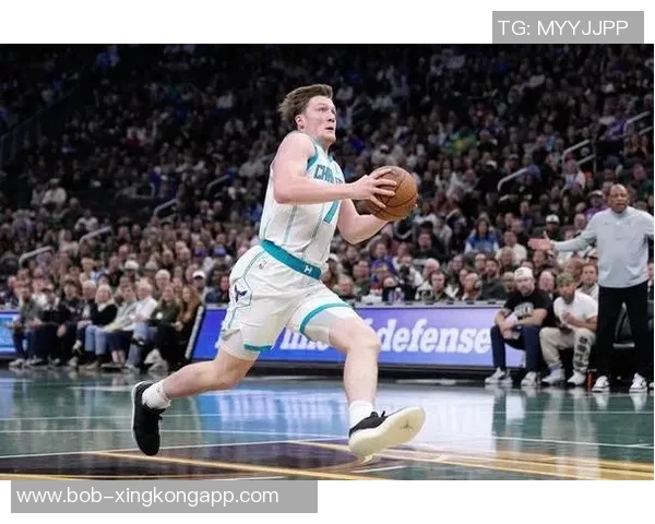 克尼佩尔高中展示母校球衣寄托希望期待他成为学生们的榜样